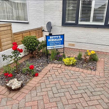 Betty'S Bungalow แลนซิง ภายนอก รูปภาพ